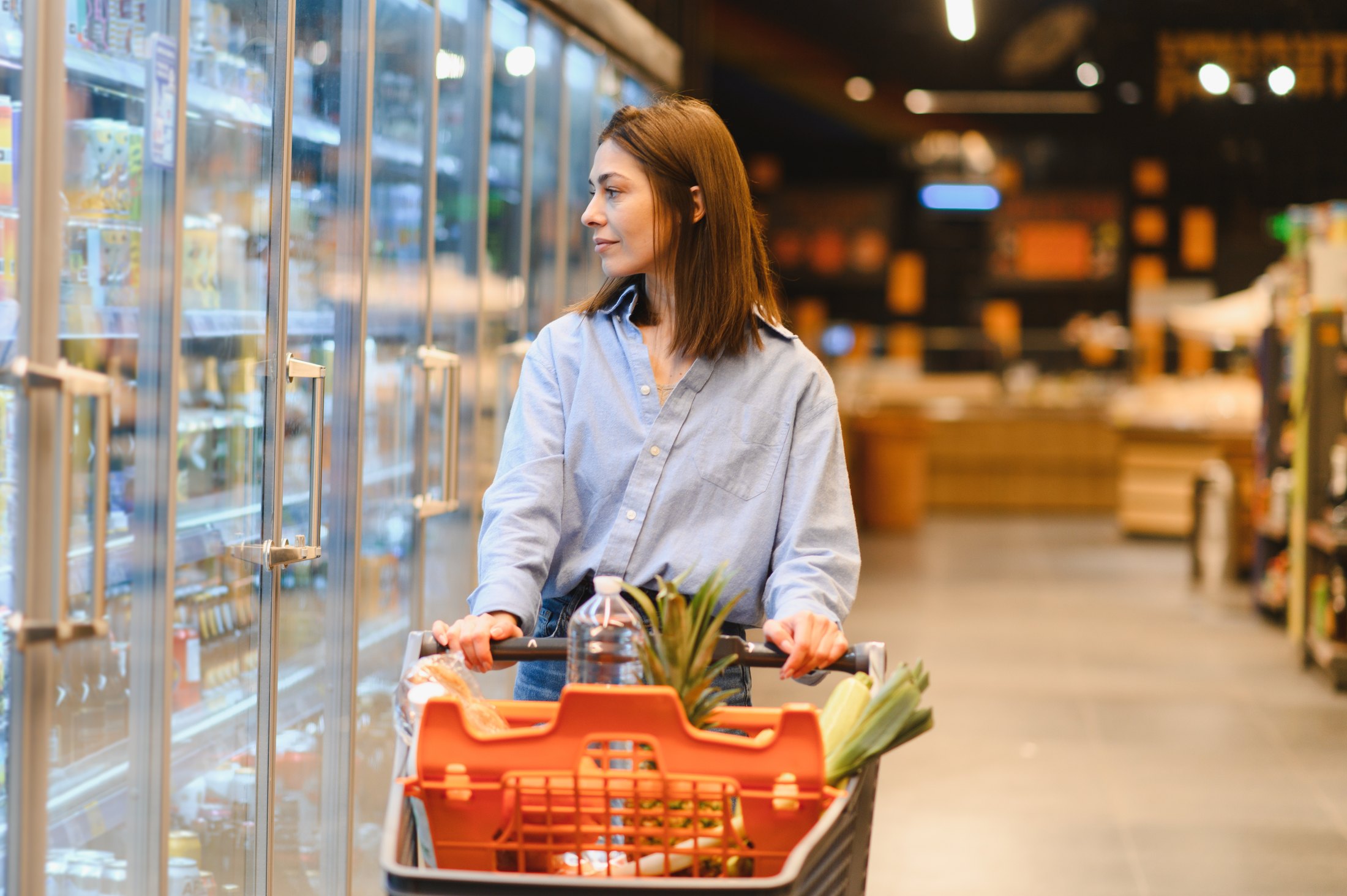 Mujer eligiendo alimentos saludables en el supermercado